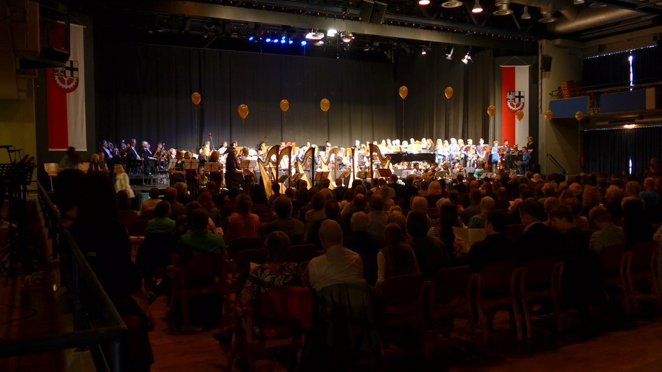 Blick über den festlichen Saal zur Bühne